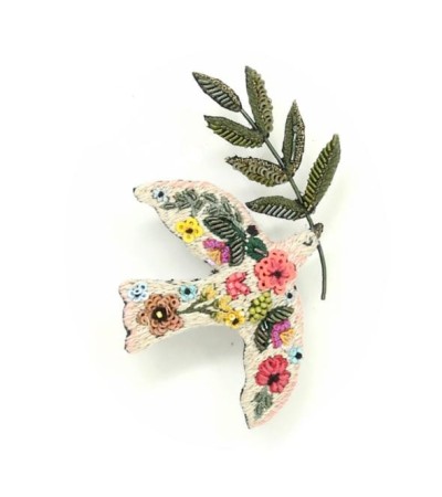 Ručně vyšívaná brož – HOLUBICE MÍRU